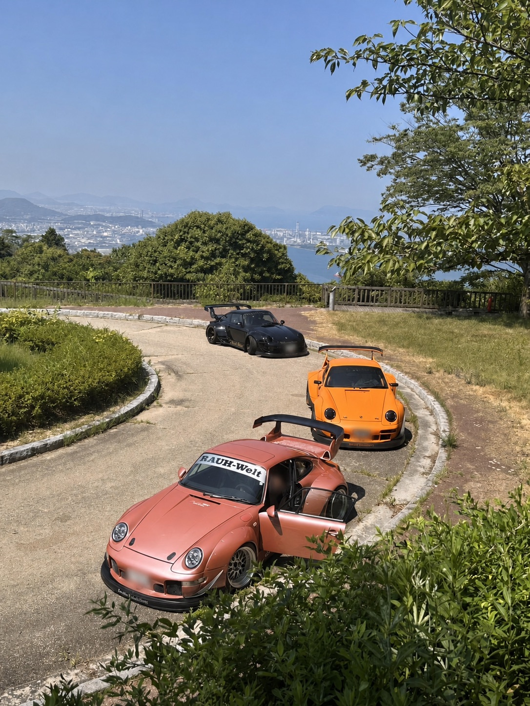山道に並ぶスポーツカー