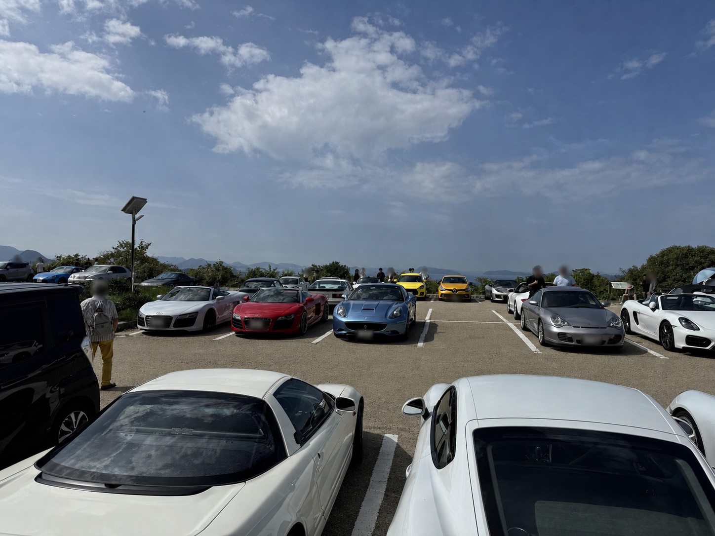 瀬戸内を望む駐車場のクルマ